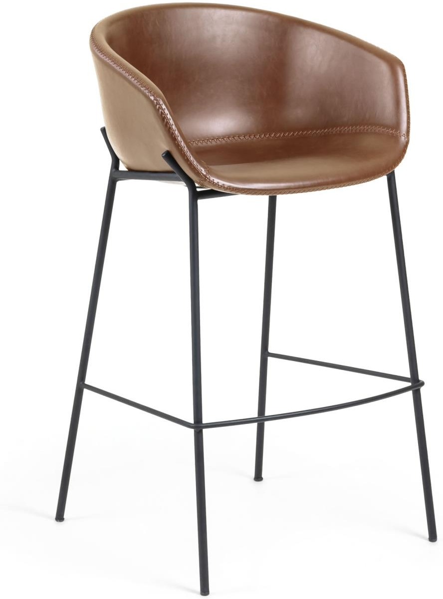 Barstol Kave Home Yvette   Brun Pu-læder Med Sort Stel Armlæn Og Fodstøtte   Moderne Nordisk Design
