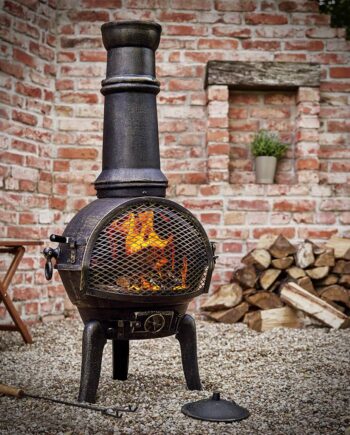 Forvandl Din Terrasse Til En Hyggelig Oase Af Velvære Med Denne Stilfulde Chimenea-ovn Af Støbejern