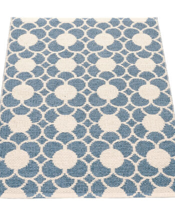 Pappelina Anya Gulvtæppe 100    70 Cm  River Blue Vanilla
