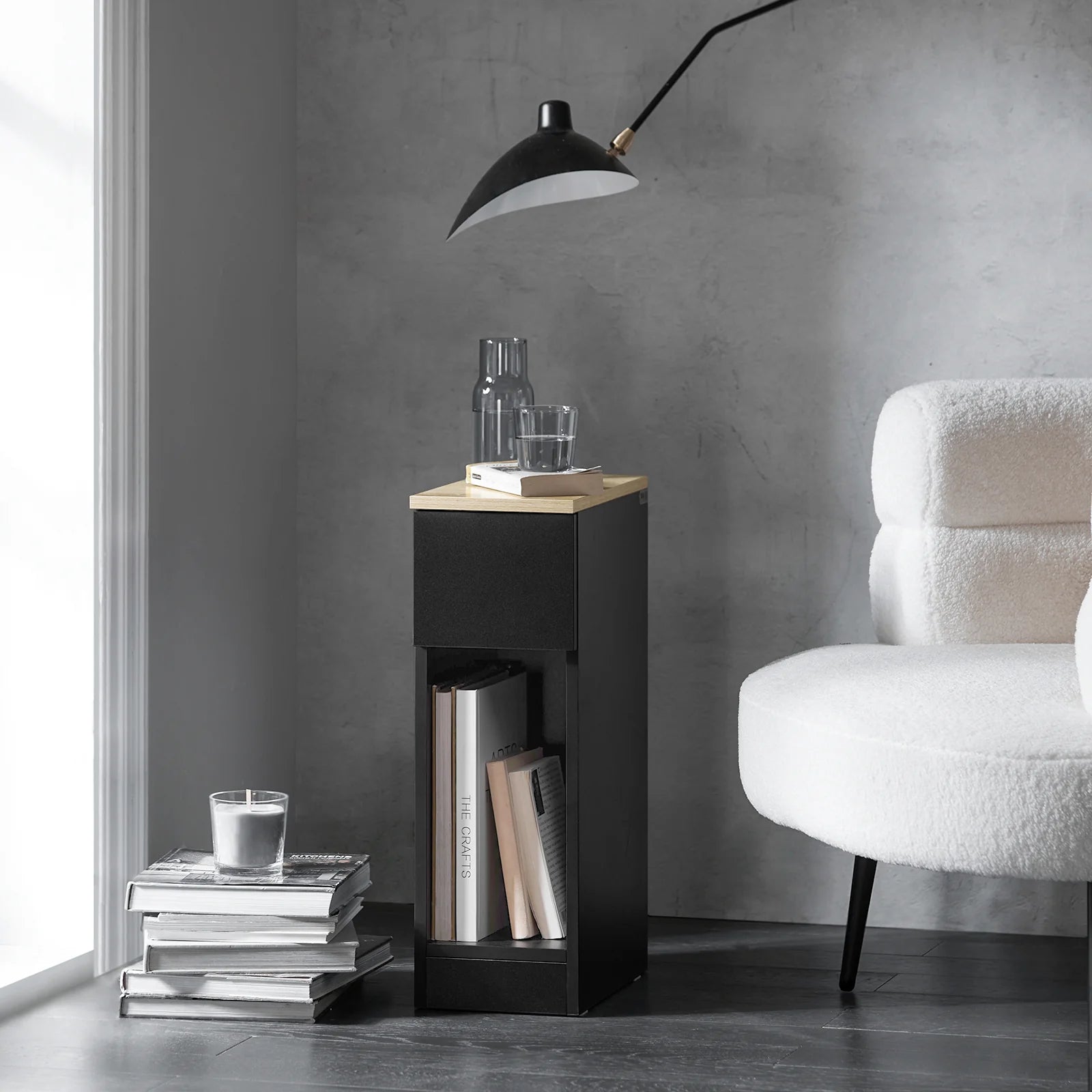 Elegant Natbord   Sort Og Naturfarve: Slankt Design Med Masser Af Opbevaring  B20   D35   H60 Cm