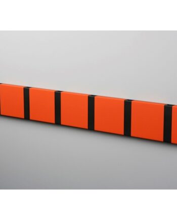 Knax Vandret Knagerække   Knager Varm Orange Sorte Knager  : Erling Christensen Møbler