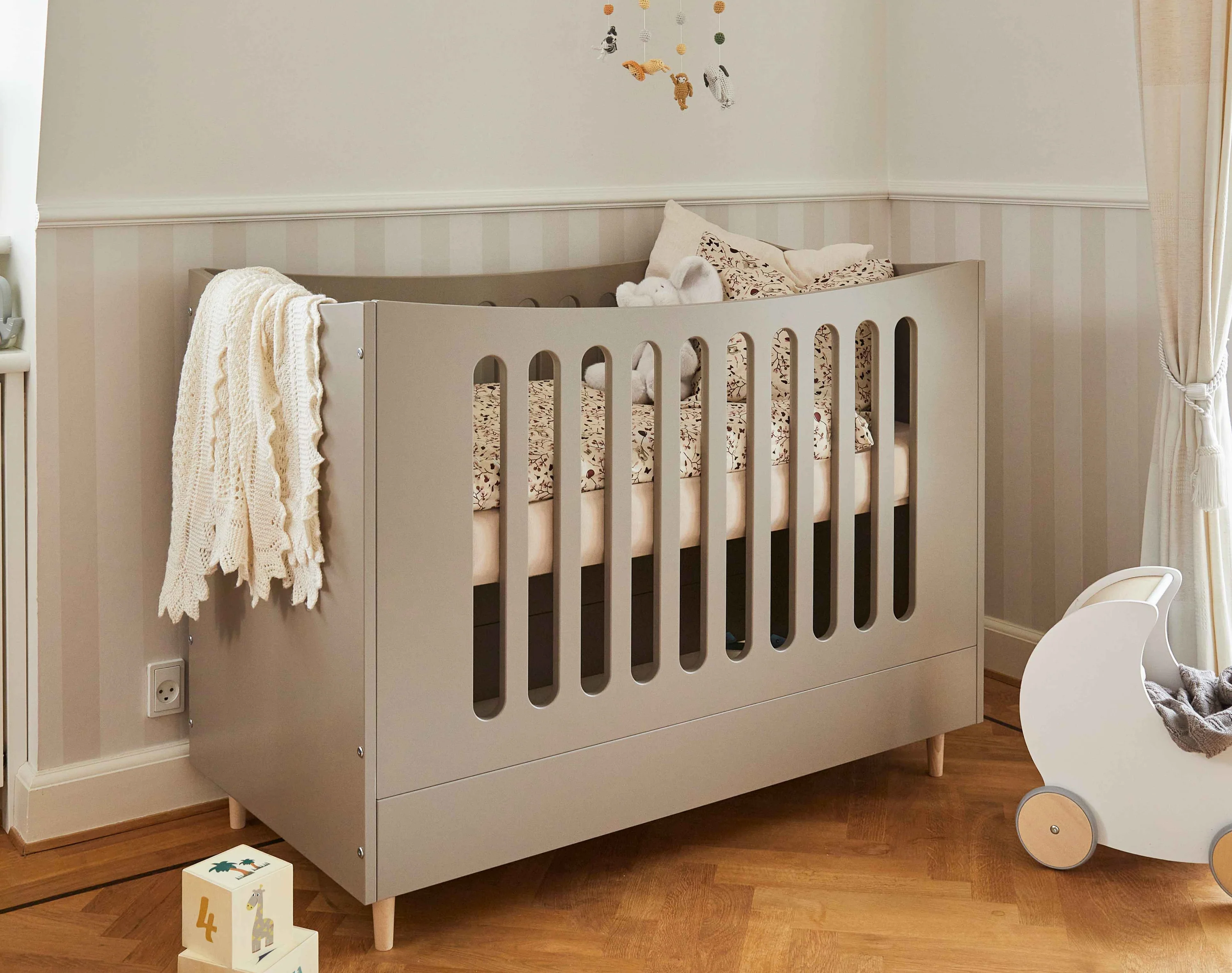 Manis-hâ Babysengâ -  Madrasmål: 60 120 Cm Udvendige Mål: 64 124 93 Cm