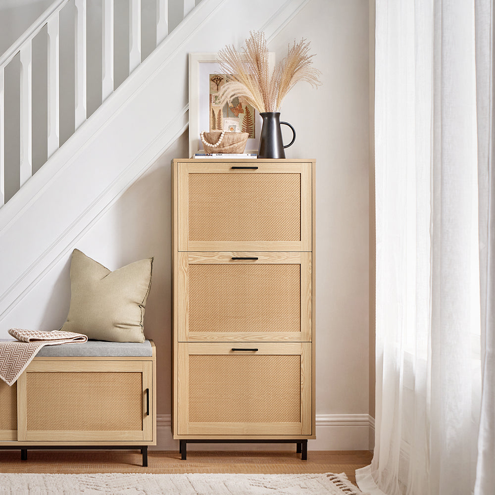 Stilfuldt Og Slank Skoskab Med Rattan-detaljer  60x24x127 Cm  Naturfarvet