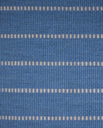 Olesen    Olesen Kelim Tæppe Mista Stripe Sky Silver : Erling Christensen Møbler  : Erling Christensen Møbler
