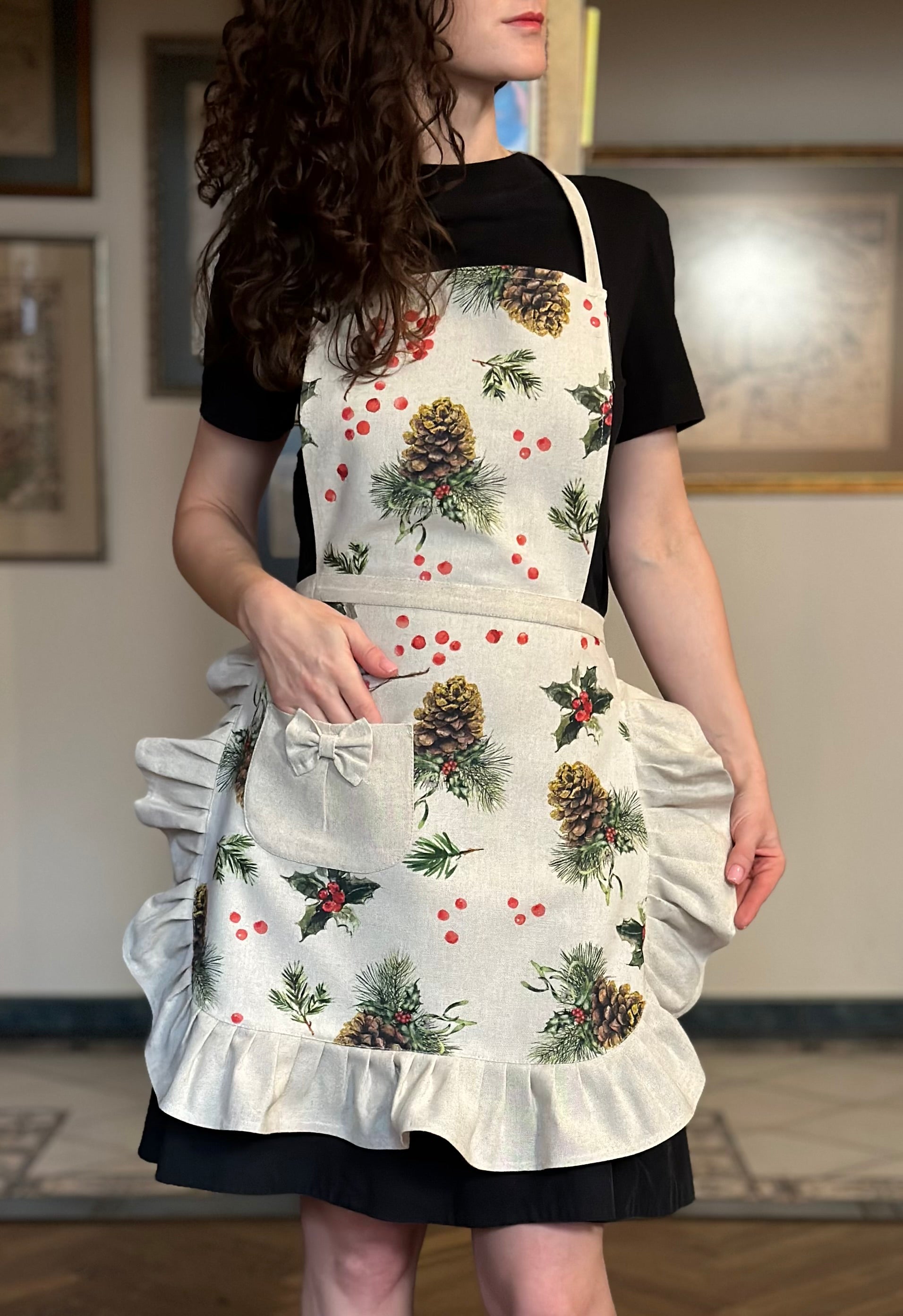 Juleforklæde Til Kvinder Med Flæse Og Lomme  Golden Pine Kollektion