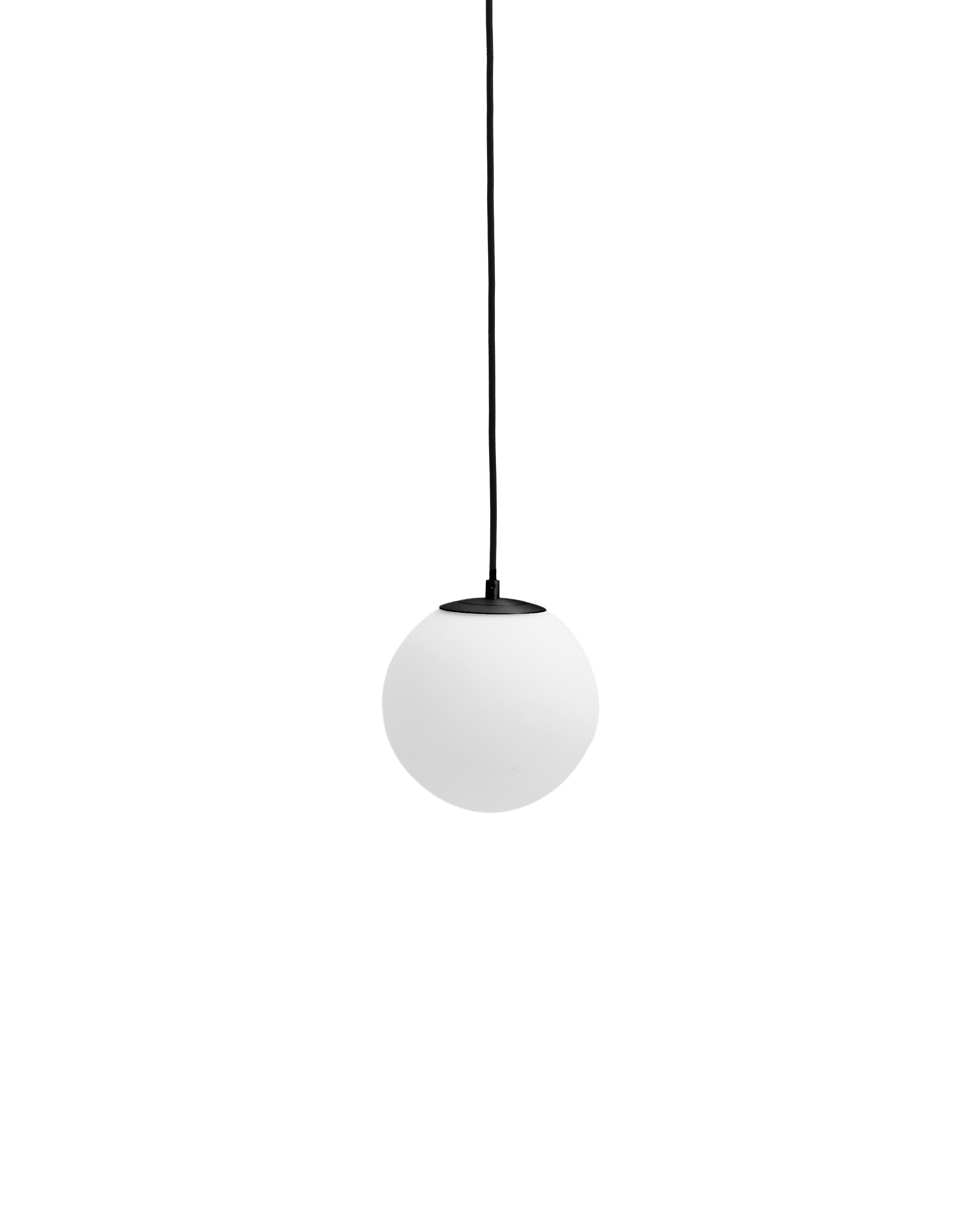 Kave Home Brisia Loftlampe   Matteret Glaskugle Og Sort Metal  ø15