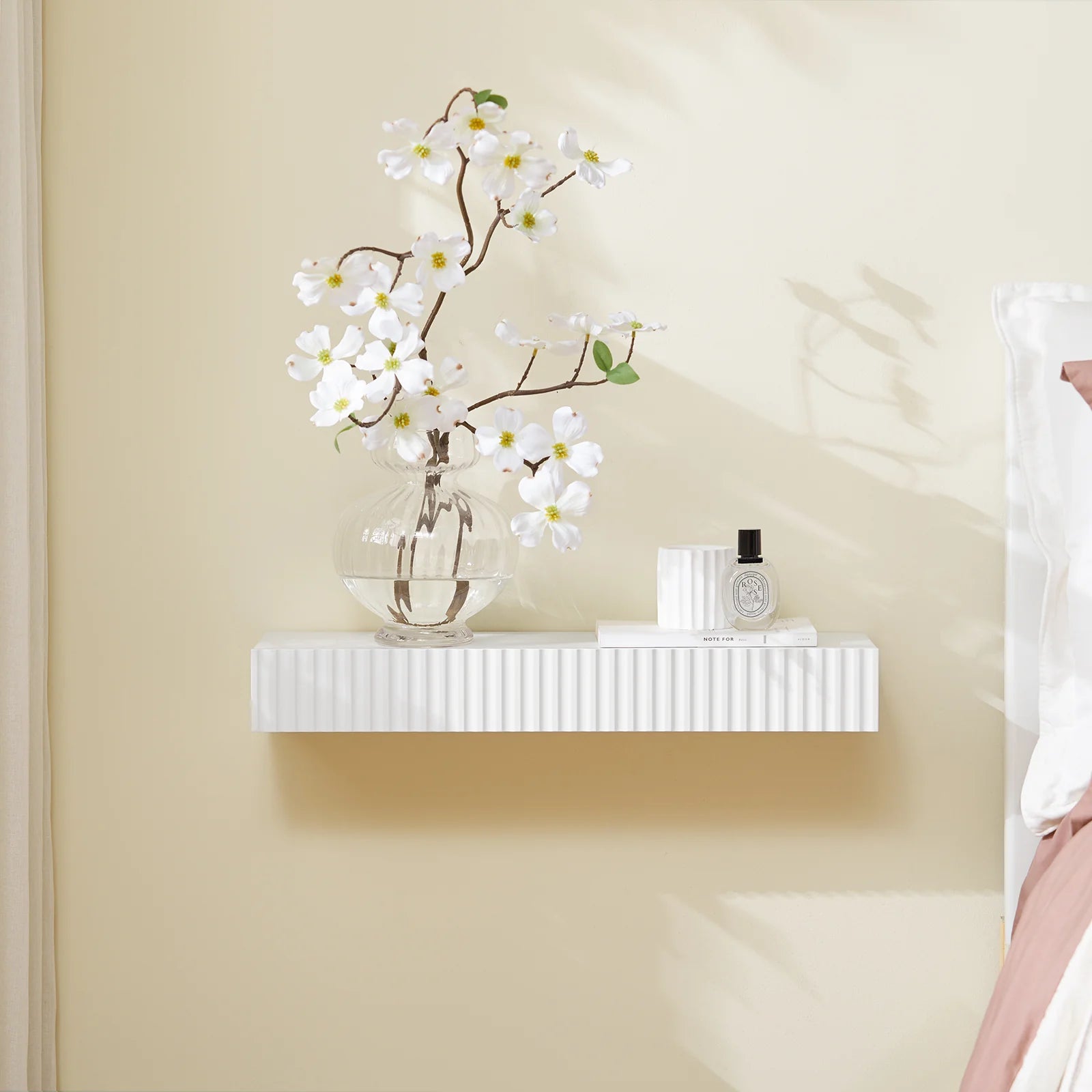 Moderne Sengebord Med Skjult Opbevaring   Automatisk  Batteridrevet Lys  Hvid  L60    B20    H8 Cm