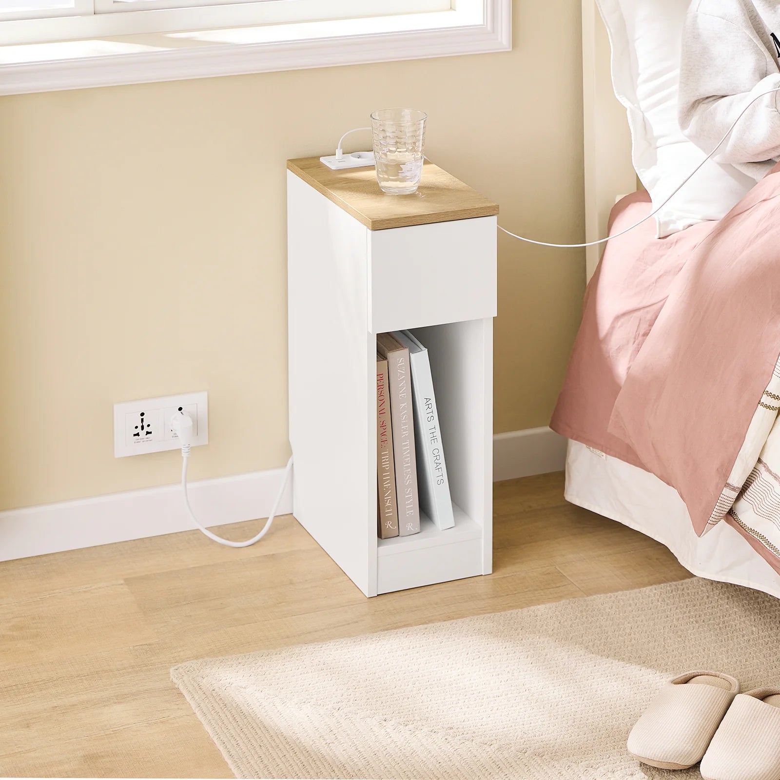 Pladsbesparende Sengebord   Skandi-stil  B20   D35   H60 Cm