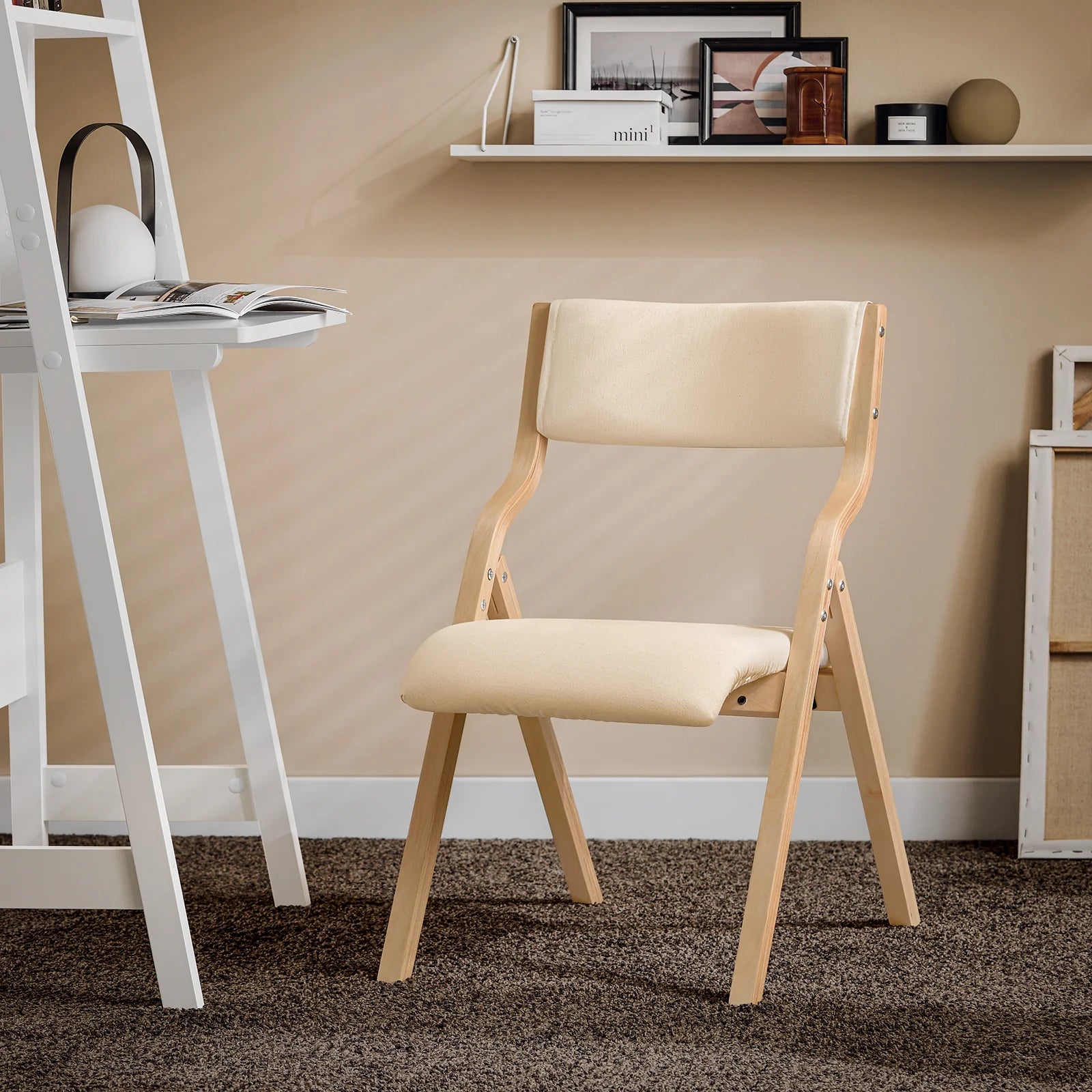 Få En Fleksibel Og Stilfuld Siddeplads Med Denne Hvide Klapstol   Et Enkelt Og Moderne Design