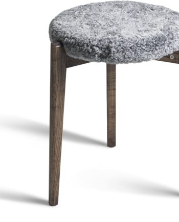 Taburet Oscarssons Möbel Vinz Med Lysegråt Fåreskind Og Brunolierede Askeben ø37 5xh45 Cm