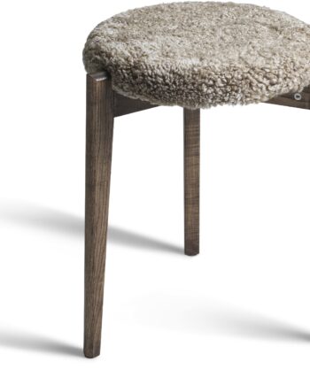 Taburet Skammel Oscarssons Möbel Vinz   Massiv Ask Brunolieret Med Polstret Sandfarvet Fåreskind ø37     H45 Cm