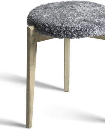 Taburet Vinz Oscarssons Möbel Med Lysegråt Fåreskind Og Gråolieret Ask ø37 5x45 Cm